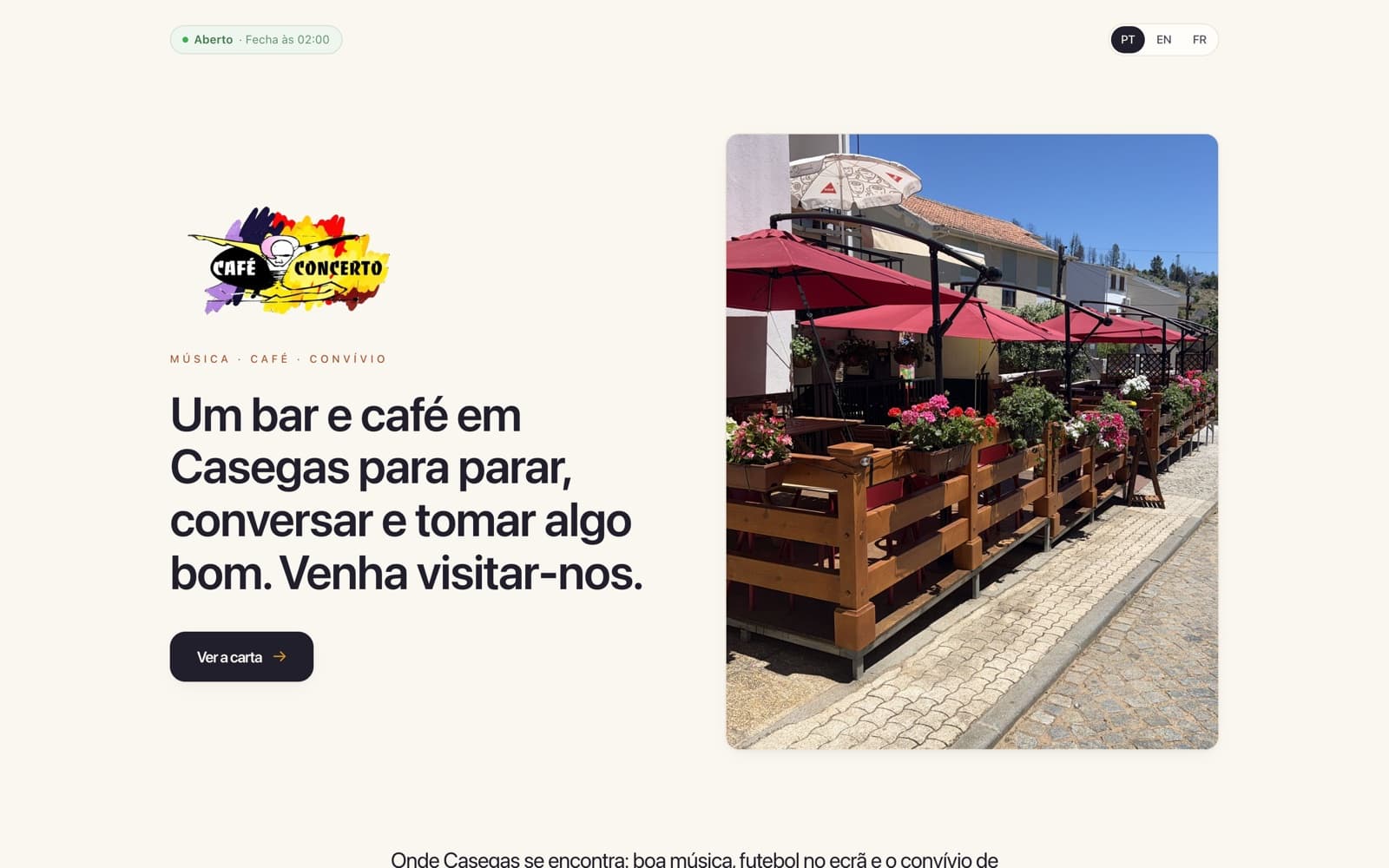 La vitrine du Café Concerto : le logo peint, la terrasse fleurie et l'invitation à passer à Casegas